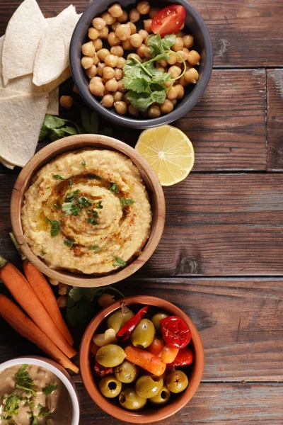 Egy Tál Hummus Pitakenyérrel Snackkel — Stock Fotó