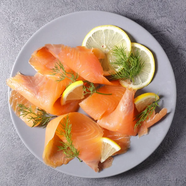 Räucherlachsfilet Und Zitrone — Stockfoto