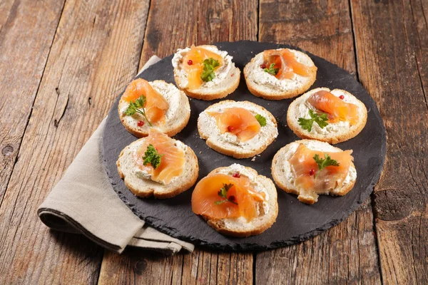 Canapé Com Creme Salmon Buffet Comida Defumada Lanche — Fotografia de Stock