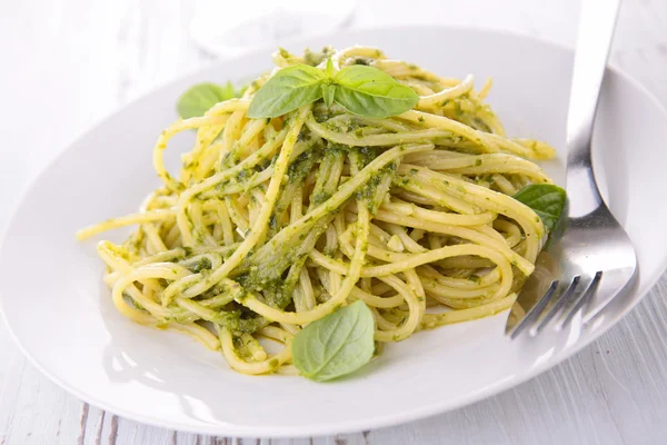 Spaghetti and pesto sauce — Stock Photo, Image