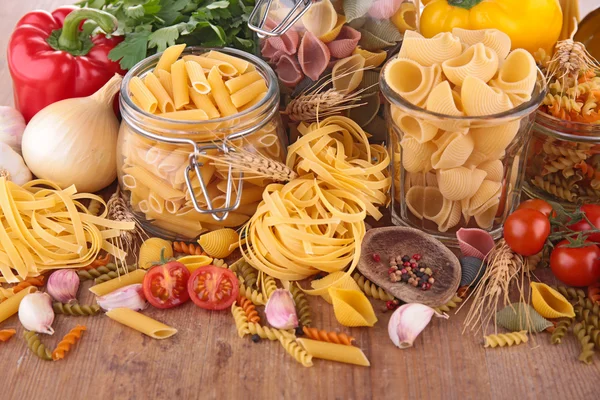 Pasta cruda e ingredienti — Foto Stock