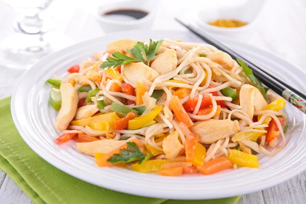 Fried noodles with meat and vegetables — Stock Photo, Image