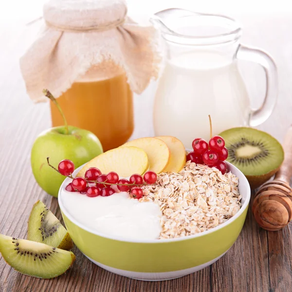 Cereais com frutas e leite — Fotografia de Stock