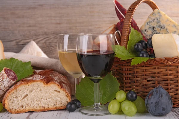 Wine with cheese and bread — Stock Photo, Image