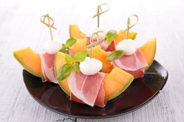 jambon ve mozzarella ile kavun