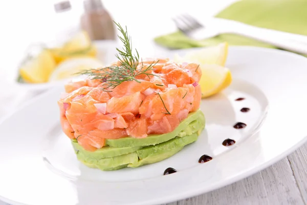 Zalm en avocado, voorgerecht — Stockfoto