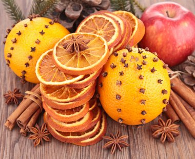 kurutulmuş portakal, elma ve baharatlar
