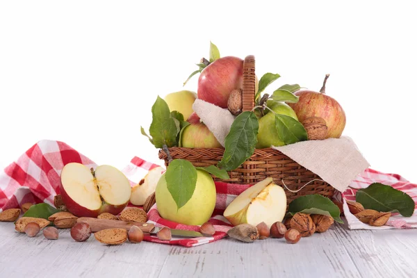 Плетеная корзина с яблоками и орехами — стоковое фото