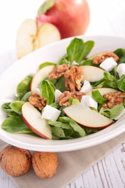 sonbahar salatası elma, peynir ve ceviz