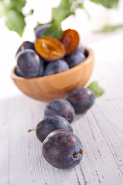 Plums in bowl — Stock Photo, Image