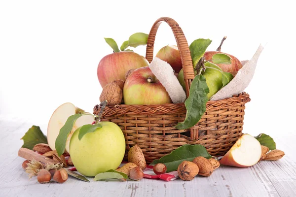 Cesta de mimbre con manzanas — Foto de Stock