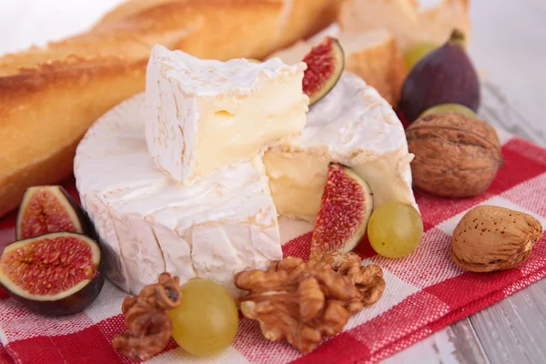 Cheese, fig and grapes — Stock Photo, Image