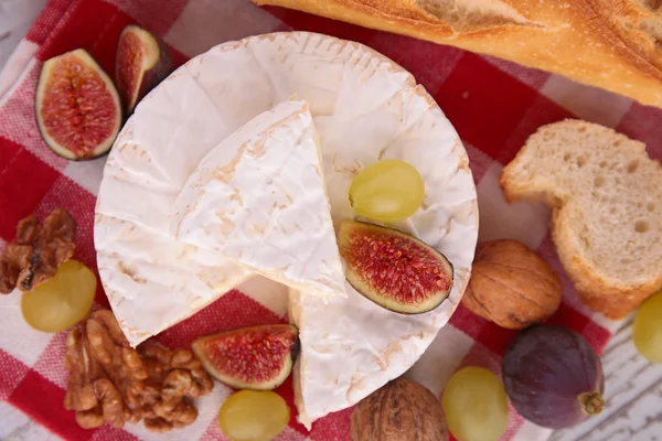 Käse, Feigen und Trauben — Stockfoto