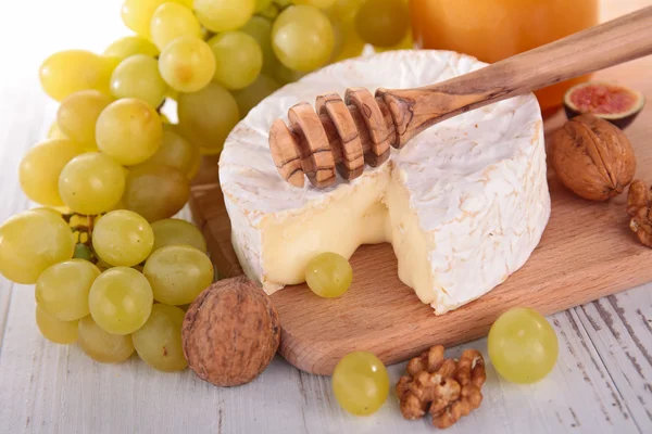 Cheese and grapes — Stock Photo, Image