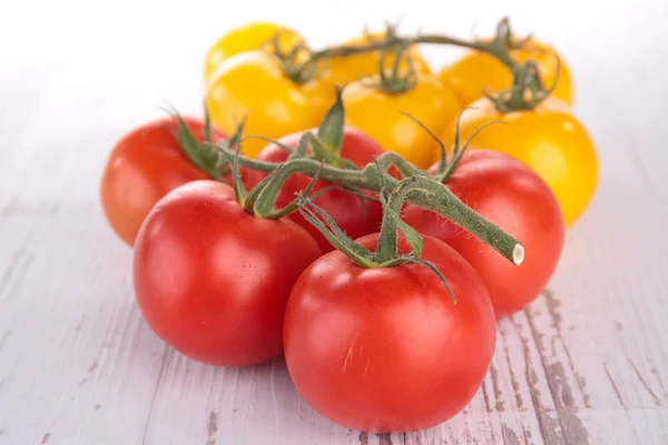 Червоні та жовті помідори — стокове фото