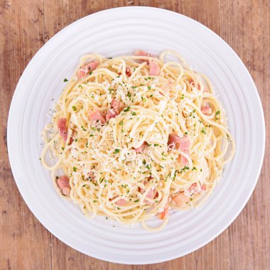 Spagetti, peynir ve domuz pastırması