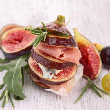 Meze, incir, peynir ve domuz pastırması