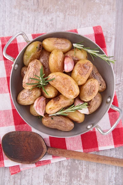 Pomme de terre frite à l'ail — Photo