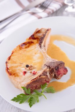 Kızarmış domuz pirzolası