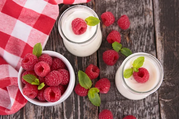 Raspberry and yogurt — Stock Photo, Image