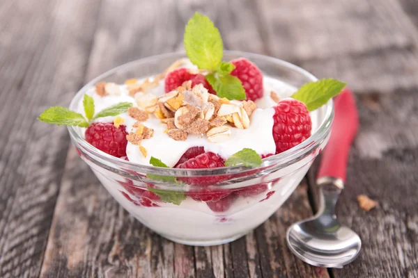 Yoghurt muesli met framboos — Stockfoto