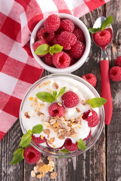 Yogurt muesli with raspberry — Stock Photo, Image