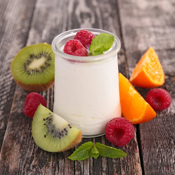 Raspberry and yogurt — Stock Photo, Image