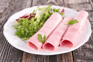 haddelenmiş ham ve salata