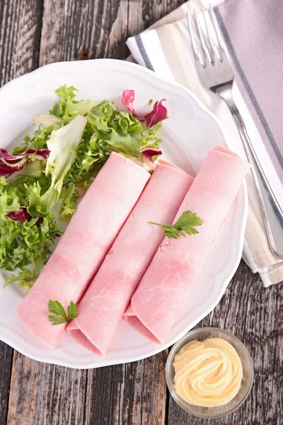 Jamón laminado y ensalada — Foto de Stock