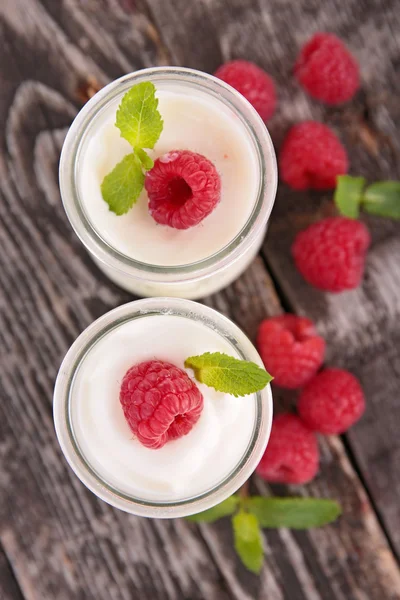 Малина и йогурт — стоковое фото