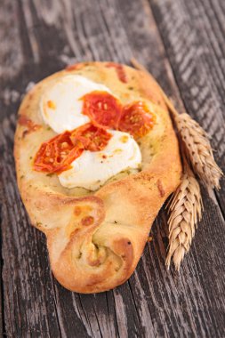 pişmiş ekmek peynir ile