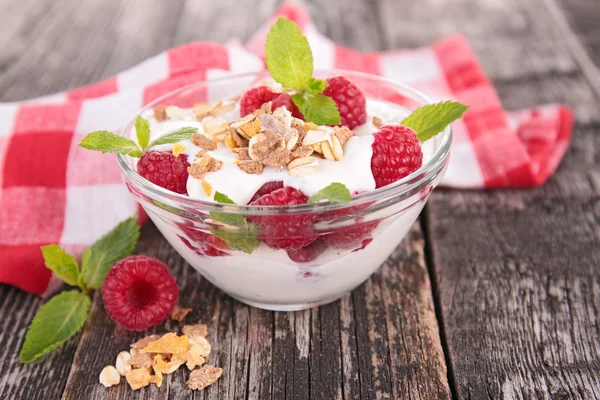 Yogurt and raspberries — Stock Photo, Image