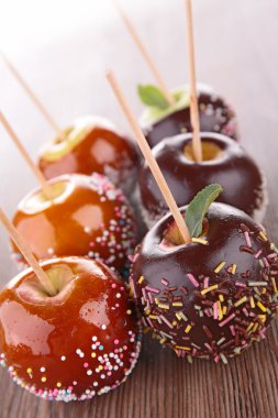 Ahşap zemin üzerine karamel elmalar