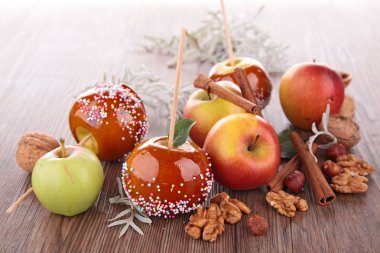 Ahşap zemin üzerine karamel elmalar