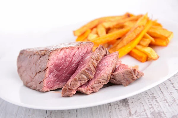 Carne de res y patatas fritas —  Fotos de Stock