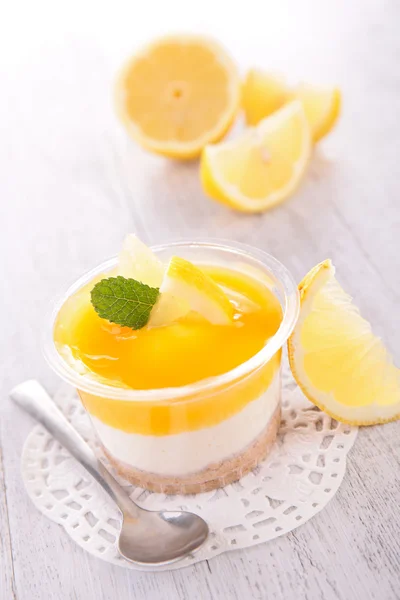 Lemon cheesecake or tiramisu — Stock Photo, Image