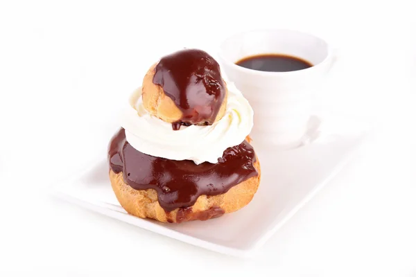 Kaffeetasse und französisches Choux — Stockfoto