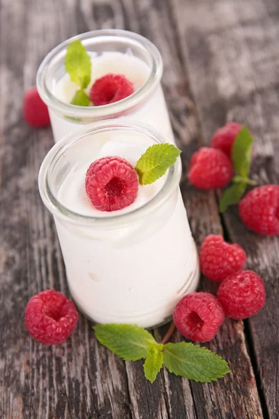 Yogurt and raspberries — Stock Photo, Image