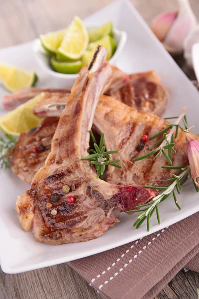 Costolette di agnello alla griglia — Foto Stock