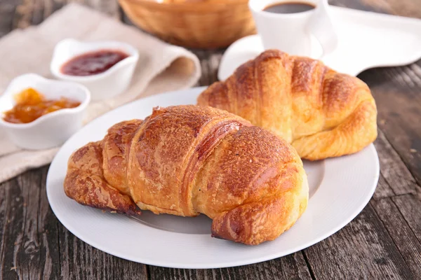 Reggeli kávéval és croissant-nal — Stock Fotó