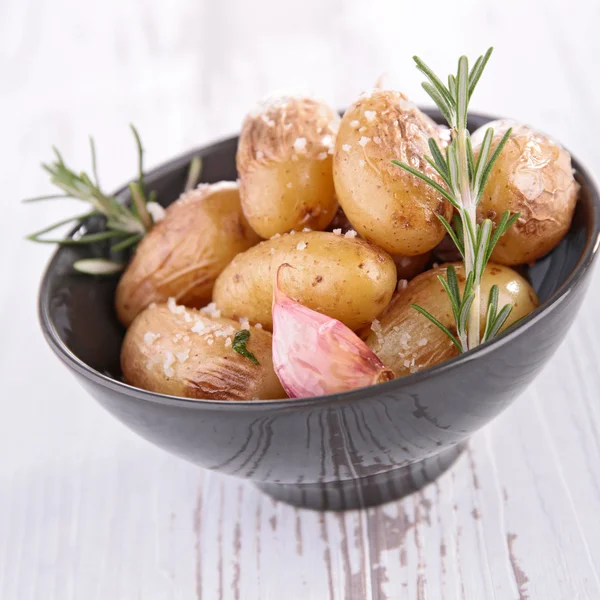 Pommes de terre cuites au four et herbes — Photo