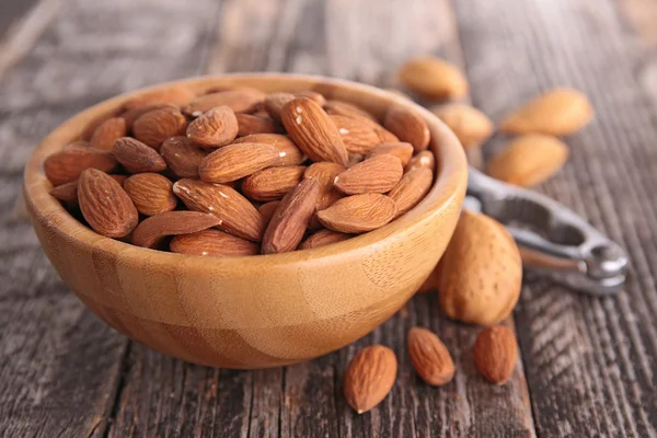 Almendras en tazón — Foto de Stock