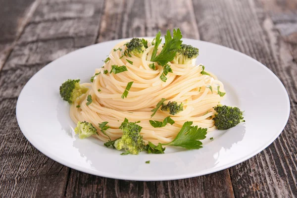 Spaghetti i brokuły — Zdjęcie stockowe