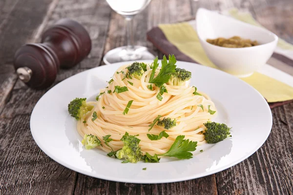 Spaghetti and broccoli — Stock Photo, Image