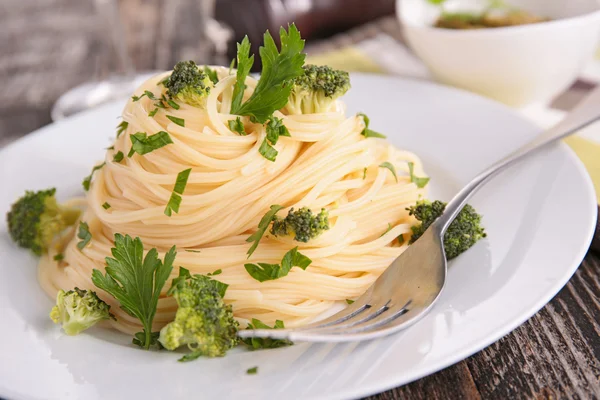 Spaghetti and broccoli — Stock Photo, Image