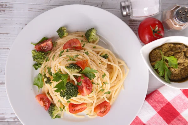 Spaghetti with broccoli and tomato — Stock Photo, Image