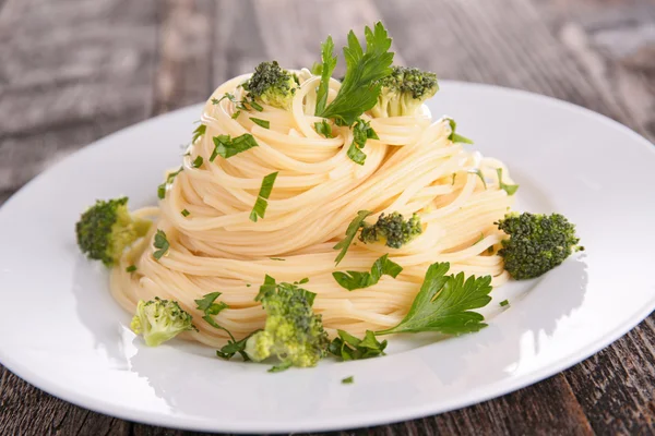 Spaghetti and broccoli — Stock Photo, Image