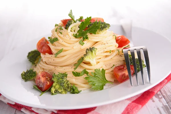 Spaghetti with broccoli and tomato — Stock Photo, Image