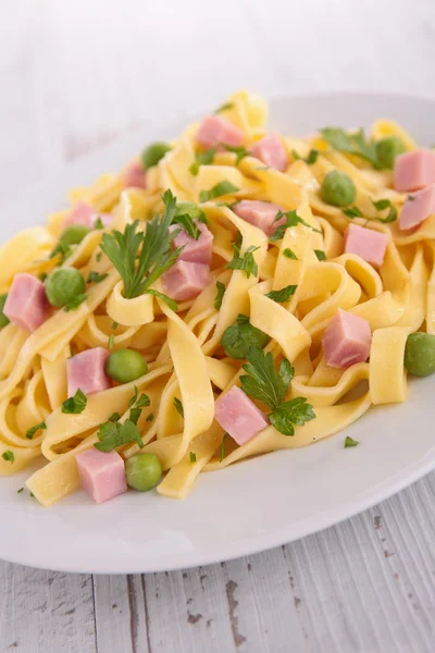 Pasta met erwten en ham — Stockfoto