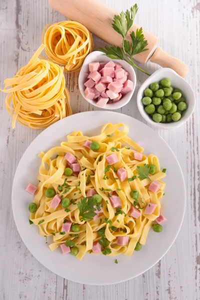 Pasta met erwten en ham — Stockfoto